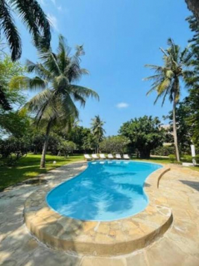 Luxury 5Bdrm Malindi Villa, Pool & Outdoor Space
